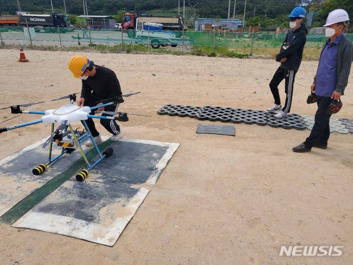 [영광=뉴시스] 전남 영광군이 '영광형 K-드론 일자리 창출' 교육을 시행하고 있다. (사진=영광군 제공) 2033.03.24. photo@newsis.com