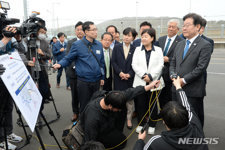 [울산=뉴시스] 배병수 기자 = 이재명 더불어민주당 대표가 24일 오후 울산 북구 현대자동차 울산공장 선적부두를 방문해 회사관계자로부터 수출선적부두 현황을 설명듣고 있다. 2023.03.24. bbs@newsis.com.