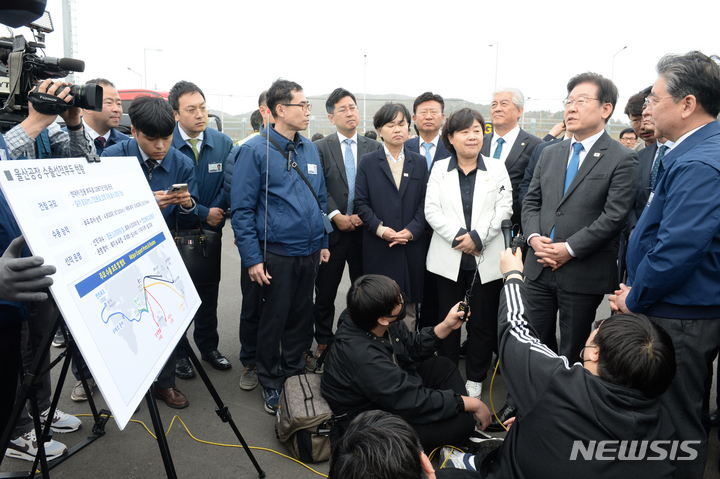 [울산=뉴시스] 배병수 기자 = 이재명 더불어민주당 대표가 24일 오후 울산 북구 현대자동차 울산공장 선적부두를 방문해 회사관계자로부터 수출선적부두 현황을 설명듣고 있다. 2023.03.24. bbs@newsis.com.