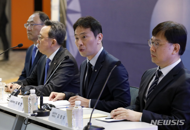 [서울=뉴시스] 고승민 기자 = 이복현 금융감독원장이 24일 서울 신한은행 본점에서 열린 금융소비자와 함께하는 상생금융 간담회에서 인사말을 하고 있다. 2023.03.24. kkssmm99@newsis.com