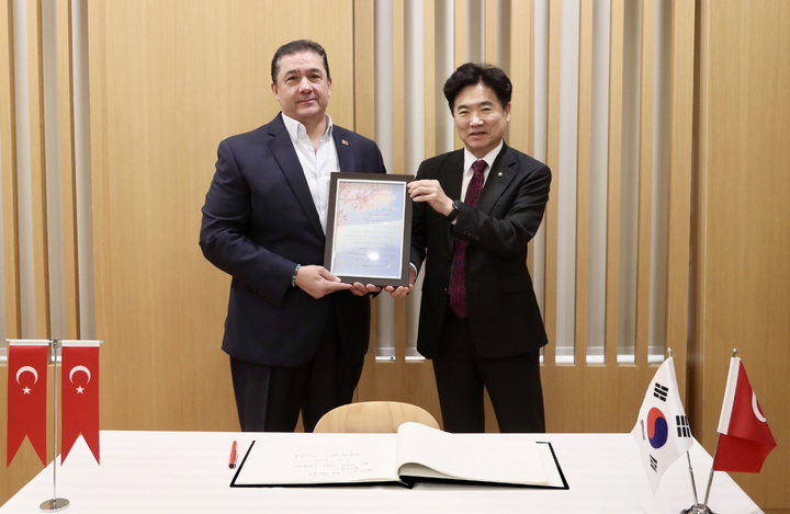 [무안=뉴시스] 류형근 기자 = 전남도교육청은 김대중 교육감이 주한 튀르키예 대사관을 방문해 지진피해 희생자를 위로한 뒤 학생 지원 방안에 대한 의견을 전달했다고 26일 밝혔다. (사진=전남도교육청 제공). photo@newsis.com *재판매 및 DB 금지