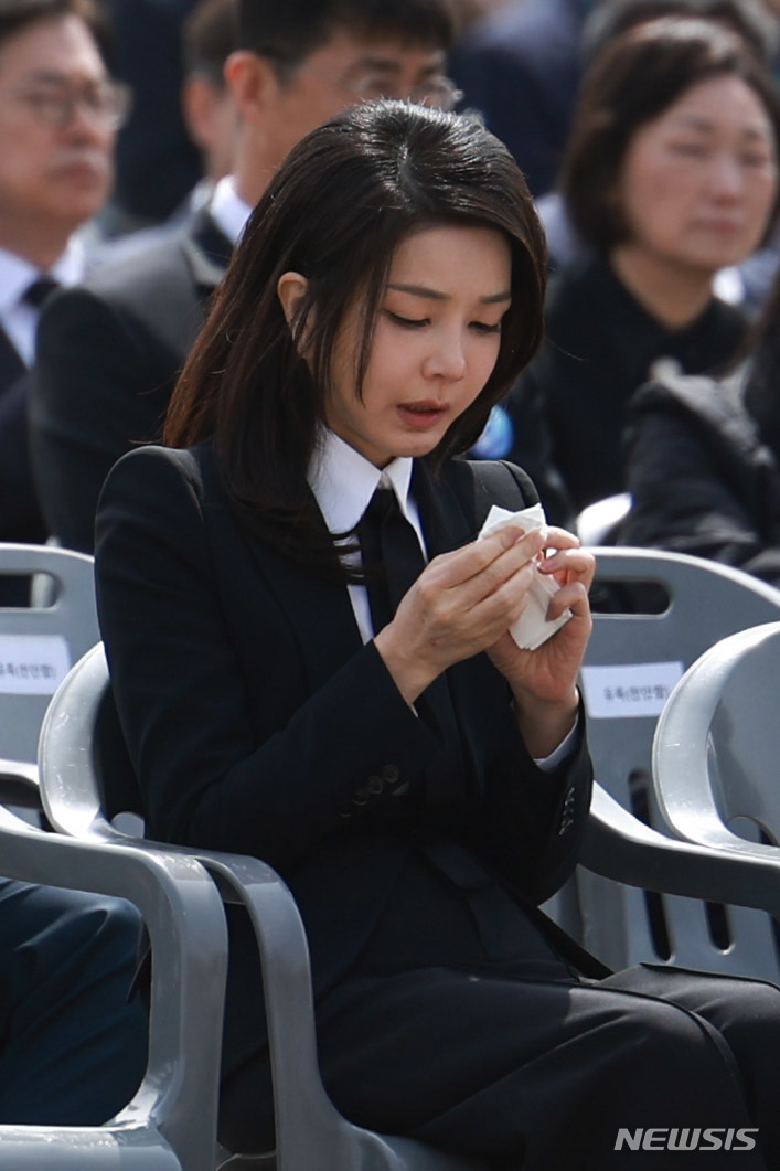 [대전=뉴시스] 김건희 여사가 지난 24일 대전 유성구 국립대전현충원에서 열린 제8회 서해수호의 날 기념식에서 윤석열 대통령이 서해수호 용사 55명의 이름을 부르자 눈물을 흘리고 있다. (사진=대통령실 제공) 2023.03.24. photo@newsis.com *재판매 및 DB 금지