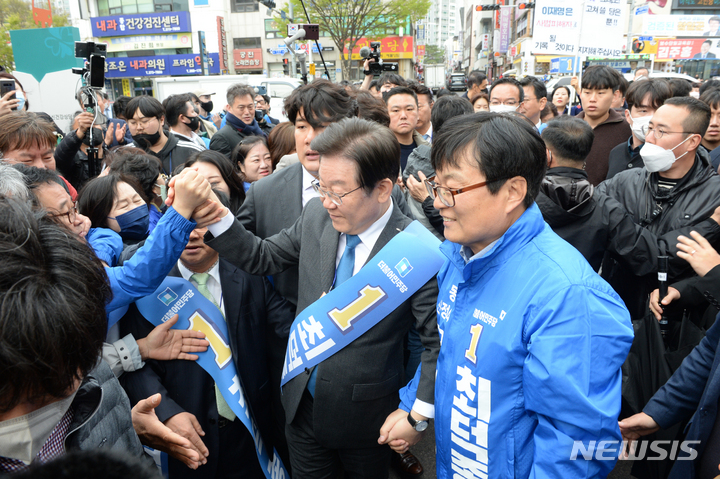 [울산=뉴시스] 배병수 기자 = 이재명 더불어민주당 대표가 24일 오후 울산 남구 수암시장에서 시민들과 인사를 나누고 있다. 2023.03.24. bbs@newsis.com.