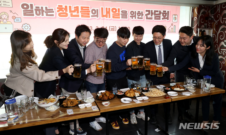 [서울=뉴시스] 조성우 기자 = 청년 당정대가 24일 오후 서울 종로구의 한 치킨가게에서 열린 MZ세대 노조 연합 새로고침 노동자협의회와 '일하는 청년들의 내일을 위한 간담회'에서 건배를 하고 있다. 왼쪽부터 고용노동부 김민정 사무관, 조아라 서기관, 장예찬 국민의힘 청년최고위원, 유하람 삼성디스플레이 열린노조 위원장, 송시영 서울교통공사 올바른노조 위원장, 박재하 코레일네트웍스 위원장, 김병민 국민의힘 최고위원, 대통령실 김성용, 여명 시민사회수석실 청년담당행정관. (공동취재사진) 2023.03.24. photo@newsis.com