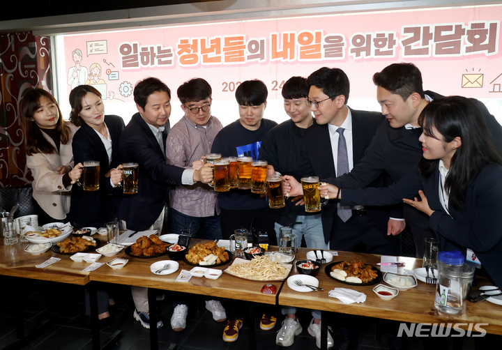 [서울=뉴시스] 조성우 기자 = 청년 당정대가 24일 오후 서울 종로구의 한 치킨가게에서 열린 MZ세대 노조 연합 새로고침 노동자협의회와 '일하는 청년들의 내일을 위한 간담회'에서 건배를 하고 있다. 왼쪽부터 고용노동부 김민정 사무관, 조아라 서기관, 장예찬 국민의힘 청년최고위원, 유하람 삼성디스플레이 열린노조 위원장, 송시영 서울교통공사 올바른노조 위원장, 박재하 코레일네트웍스 위원장, 김병민 국민의힘 최고위원, 대통령실 김성용, 여명 시민사회수석실 청년담당행정관. (공동취재사진) 2023.03.24. photo@newsis.com