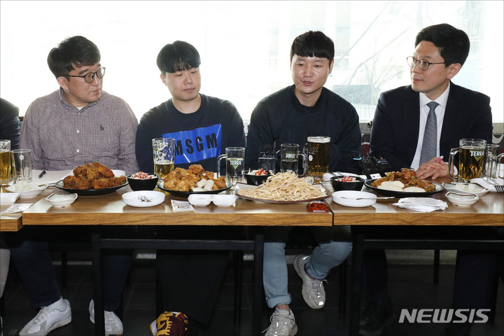 [서울=뉴시스] 조성우 기자 = 박재하 코레일네트웍스 위원장이 24일 오후 서울 종로구의 한 치킨가게에서 열린 청년 당정대와 MZ세대 노조 연합 새로고침 노동자협의회와 '일하는 청년들의 내일을 위한 간담회'에서 인사말을 하고 있다. (공동취재사진) 2023.03.24. photo@newsis.com