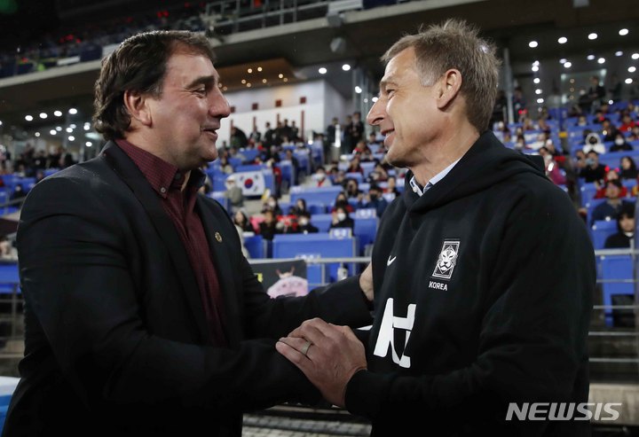 [울산=뉴시스] 정병혁 기자 = 24일 오후 울산 남구 문수축구경기장에서 열린 하나은행 초청 축구 국가대표 평가전 대한민국과 콜롬비아의 경기에 앞서 대한민국 위르겐 클린스만 감독과 콜롬비아 네스토르 로렌조 감독이 인사를 나누고 있다. 2023.03.24. jhope@newsis.com