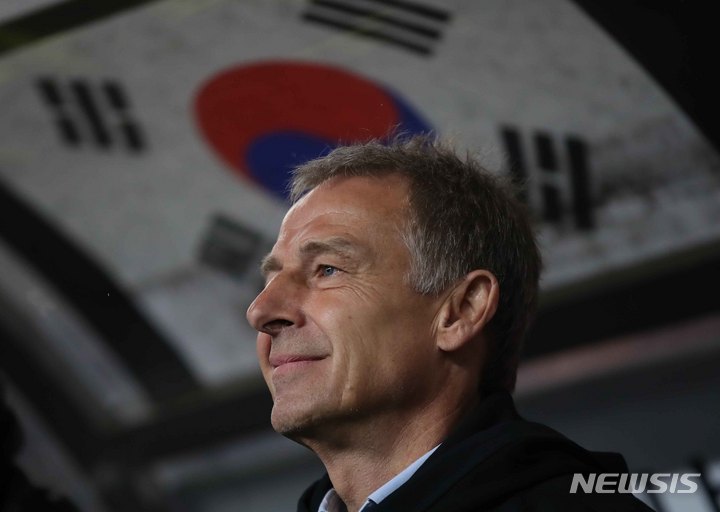 [울산=뉴시스] 정병혁 기자 = 24일 오후 울산 남구 문수축구경기장에서 열린 하나은행 초청 축구 국가대표 평가전 대한민국과 콜롬비아의 경기에 앞서 대한민국 위르겐 클린스만 감독이 경기를 기다리고 있다. 2023.03.24. jhope@newsis.com