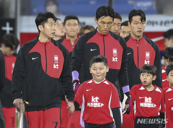 [서울=뉴시스] 김근수 기자 = 24일 오후 울산 남구 문수축구경기장에서 열린 하나은행 초청 축구 국가대표 평가전 대한민국과 콜롬비아의 경기, 대한민국 축구 국가대표팀 선수들이 입장하고 있다. 2023.03.24. ks@newsis.com