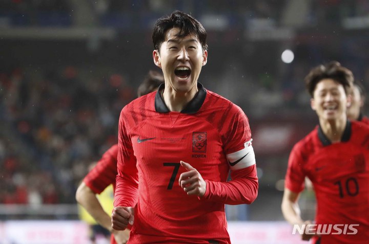 [울산=뉴시스] 정병혁 기자 = 24일 오후 울산 남구 문수축구경기장에서 열린 하나은행 초청 축구 국가대표 평가전 대한민국과 콜롬비아의 경기, 대한민국 손흥민이 골을 넣은 뒤 기뻐하고 있다. 2023.03.24. jhope@newsis.com