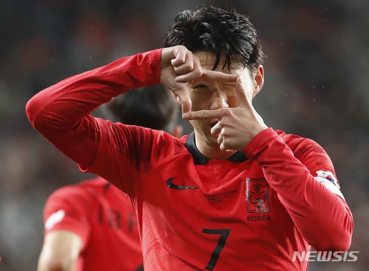 [울산=뉴시스] 정병혁 기자 = 24일 오후 울산 남구 문수축구경기장에서 열린 하나은행 초청 축구 국가대표 평가전 대한민국과 콜롬비아의 경기, 대한민국 손흥민이 골을 넣은 뒤 기뻐하고 있다. 2023.03.24. jhope@newsis.com