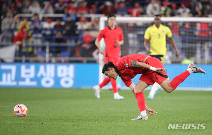 [울산=뉴시스] 권창회 기자 = 24일 오후 울산 남구 문수축구경기장에서 열린 하나은행 초청 축구 국가대표 평가전 대한민국과 콜롬비아의 경기, 김민재가 드리블 하고 있다. 2023.03.24. kch0523@newsis.com