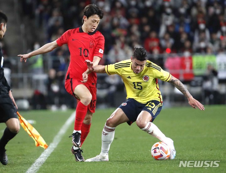 [울산=뉴시스] 정병혁 기자 = 24일 오후 울산 남구 문수축구경기장에서 열린 하나은행 초청 축구 국가대표 평가전 대한민국과 콜롬비아의 경기, 대한민국 이재성이 콜롬비아 마테우스에게 공을 뺏기고 있다. 2023.03.24. jhope@newsis.com