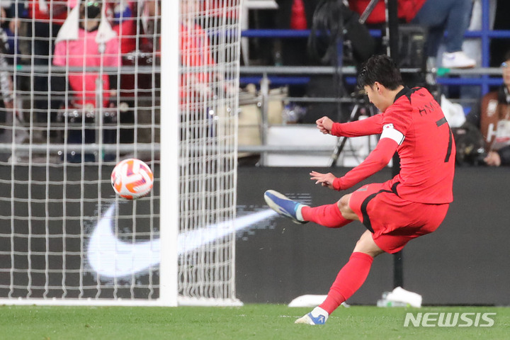 [울산=뉴시스] 권창회 기자 = 24일 오후 울산 남구 문수축구경기장에서 열린 하나은행 초청 축구 국가대표 평가전 대한민국과 콜롬비아의 경기, 손흥민이 슈팅을 하고 있다. 2023.03.24. kch0523@newsis.com