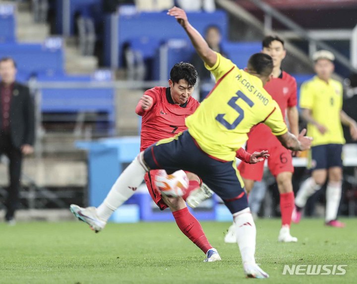 [울산=뉴시스] 김근수 기자 = 24일 오후 울산 남구 문수축구경기장에서 열린 하나은행 초청 축구 국가대표 평가전 대한민국과 콜롬비아의 경기, 대한민국 손흥민이 골을 성공 시키고 있다. 손흥민은 이번 득점으로 A매치 역대 최다 골 3위에 올라서게 됐다. 2023.03.24. ks@newsis.com