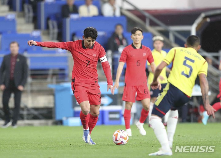 [울산=뉴시스] 김근수 기자 = 24일 오후 울산 남구 문수축구경기장에서 열린 하나은행 초청 축구 국가대표 평가전 대한민국과 콜롬비아의 경기, 대한민국 손흥민이 골을 성공 시키고 있다. 손흥민은 이번 득점으로 A매치 역대 최다 골 3위에 올라서게 됐다. 2023.03.24. ks@newsis.com