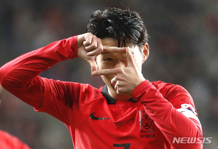 [울산=뉴시스] 정병혁 기자 = 24일 오후 울산 남구 문수축구경기장에서 열린 하나은행 초청 축구 국가대표 평가전 대한민국과 콜롬비아의 경기, 대한민국 손흥민이 골을 넣은 뒤 세리머니를 하고 있다. 2023.03.24. jhope@newsis.com