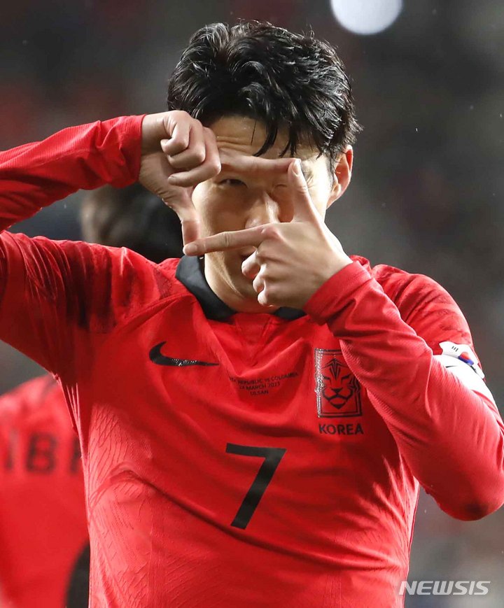 [울산=뉴시스] 정병혁 기자 = 24일 오후 울산 남구 문수축구경기장에서 열린 하나은행 초청 축구 국가대표 평가전 대한민국과 콜롬비아의 경기, 대한민국 손흥민이 골을 넣은 뒤 세리머니를 하고 있다. 2023.03.24. jhope@newsis.com