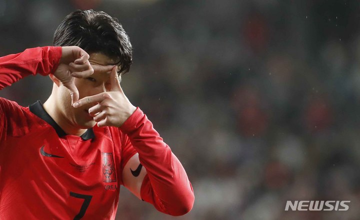 [울산=뉴시스] 정병혁 기자 = 24일 오후 울산 남구 문수축구경기장에서 열린 하나은행 초청 축구 국가대표 평가전 대한민국과 콜롬비아의 경기, 대한민국 손흥민이 골을 넣은 뒤 세리머니를 하고 있다. 2023.03.24. jhope@newsis.com