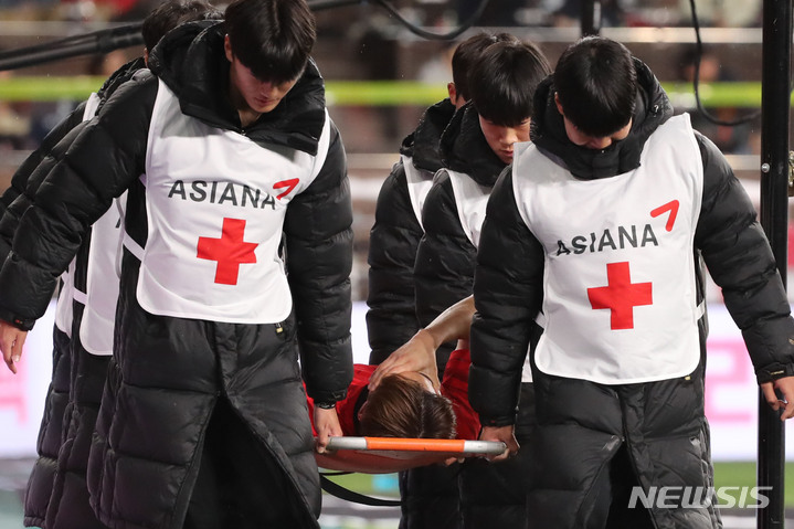 [울산=뉴시스] 권창회 기자 = 24일 오후 울산 남구 문수축구경기장에서 열린 하나은행 초청 축구 국가대표 평가전 대한민국과 콜롬비아의 경기, 김진수가 부상으로 들것에 실려나가고 있다. 2023.03.24. kch0523@newsis.com
