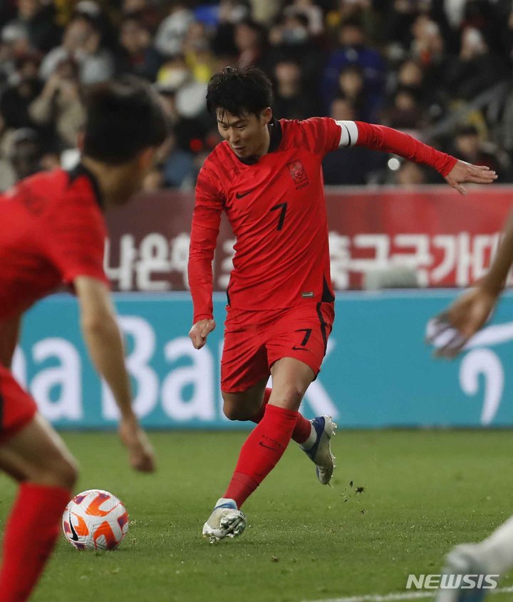 [울산=뉴시스] 정병혁 기자 = 24일 오후 울산 남구 문수축구경기장에서 열린 하나은행 초청 축구 국가대표 평가전 대한민국과 콜롬비아의 경기, 대한민국 손흥민이 프리킥을 차고 있다. 2023.03.24. jhope@newsis.com