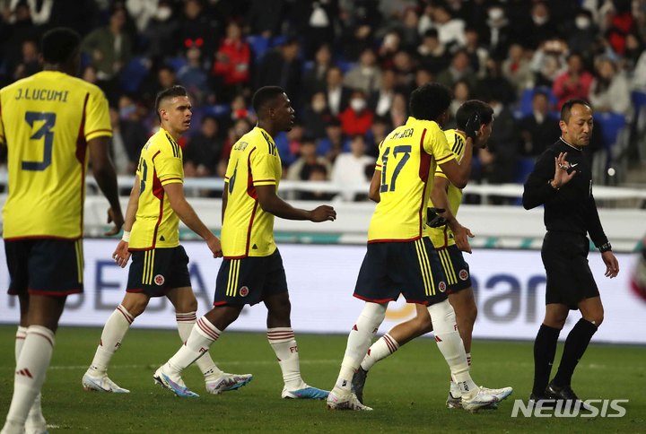 [울산=뉴시스] 정병혁 기자 = 24일 오후 울산 남구 문수축구경기장에서 열린 하나은행 초청 축구 국가대표 평가전 대한민국과 콜롬비아의 경기, 콜롬비아 선수들이 심판에 항의하고 있다. 2023.03.24. jhope@newsis.com