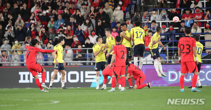 [울산=뉴시스] 권창회 기자 = 24일 오후 울산 남구 문수축구경기장에서 열린 하나은행 초청 축구 국가대표 평가전 대한민국과 콜롬비아의 경기, 손흥민이 프리킥을 차고 있다. 2023.03.24. kch0523@newsis.com