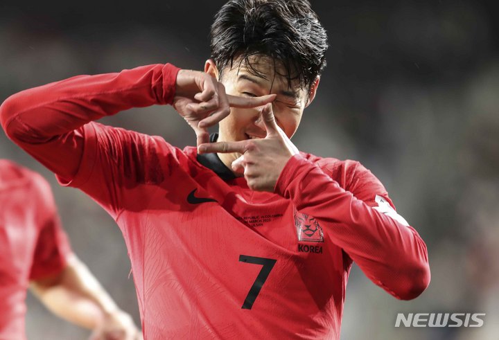 [울산=뉴시스] 김근수 기자 = 24일 오후 울산 남구 문수축구경기장에서 열린 하나은행 초청 축구 국가대표 평가전 대한민국과 콜롬비아의 경기, 대한민국 손흥민이 두번째 골을 성공 시키고 세리머니를 하고 있다. 2023.03.24. ks@newsis.com