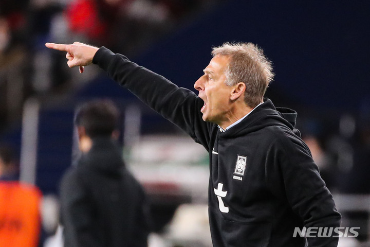 [울산=뉴시스] 권창회 기자 = 24일 오후 울산 남구 문수축구경기장에서 열린 하나은행 초청 축구 국가대표 평가전 대한민국과 콜롬비아의 경기, 한국 클린스만 감독이 선수들에게 지시를 하고 있다. 2023.03.24. kch0523@newsis.com