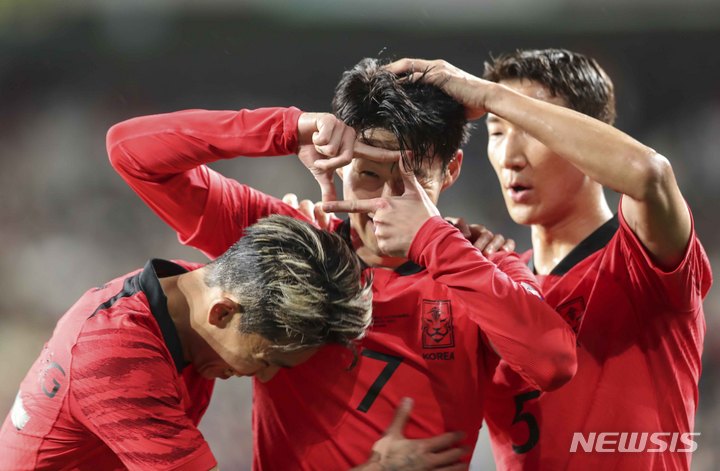 [울산=뉴시스] 김근수 기자 = 24일 오후 울산 남구 문수축구경기장에서 열린 하나은행 초청 축구 국가대표 평가전 대한민국과 콜롬비아의 경기, 대한민국 손흥민이 두번째 골을 넣고 세리머니를 하고 있다. 2023.03.24. ks@newsis.com