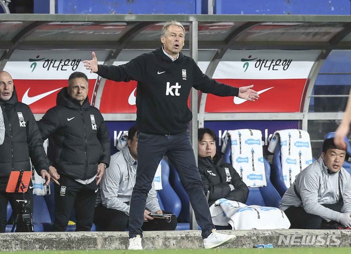 [울산=뉴시스] 김근수 기자 = 24일 오후 울산 남구 문수축구경기장에서 열린 하나은행 초청 축구 국가대표 평가전 대한민국과 콜롬비아의 경기, 대한민국 위르겐 클린스만 감독이 전술 지시를 하고 있다. 2023.03.24. ks@newsis.com