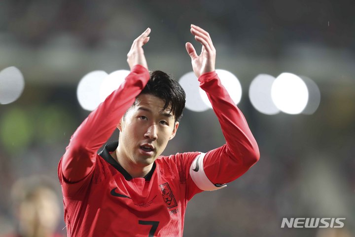 [울산=뉴시스] 김근수 기자 = 24일 오후 울산 남구 문수축구경기장에서 열린 하나은행 초청 축구 국가대표 평가전 대한민국과 콜롬비아의 경기, 대한민국 손흥민이 관중들에게 박수를 치고 있다. 2023.03.24. ks@newsis.com