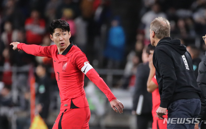 [울산=뉴시스] 권창회 기자 = 24일 오후 울산 남구 문수축구경기장에서 열린 하나은행 초청 축구 국가대표 평가전 대한민국과 콜롬비아의 경기, 한국 클린스만 감독과 손흥민이 대화를 하고 있다. 2023.03.24. kch0523@newsis.com