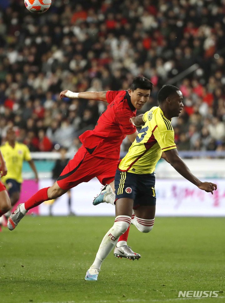 [울산=뉴시스] 정병혁 기자 = 24일 오후 울산 남구 문수축구경기장에서 열린 하나은행 초청 축구 국가대표 평가전 대한민국과 콜롬비아의 경기, 대한민국 김민재가 콜롬비아 존 듀란을 막고 있다. 2023.03.24. jhope@newsis.com