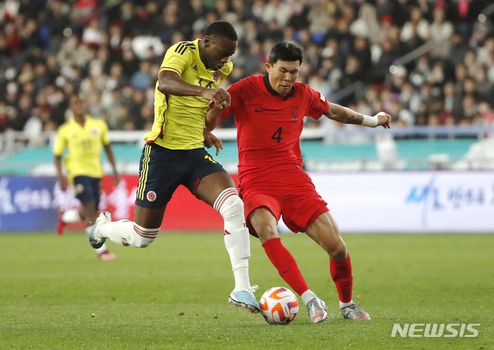 [울산=뉴시스] 정병혁 기자 = 24일 오후 울산 남구 문수축구경기장에서 열린 하나은행 초청 축구 국가대표 평가전 대한민국과 콜롬비아의 경기, 대한민국 김민재가 콜롬비아 존 듀란을 막고 있다. 2023.03.24. jhope@newsis.com