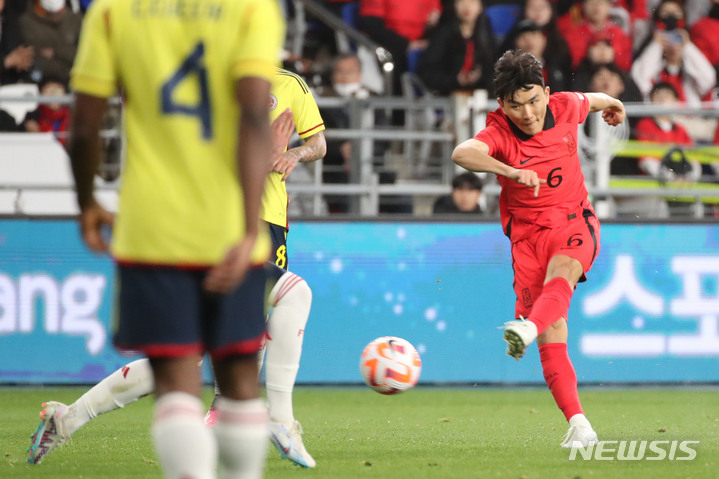 [울산=뉴시스] 권창회 기자 = 24일 오후 울산 남구 문수축구경기장에서 열린 하나은행 초청 축구 국가대표 평가전 대한민국과 콜롬비아의 경기, 황인범이 슛하고 있다. 2023.03.24. kch0523@newsis.com