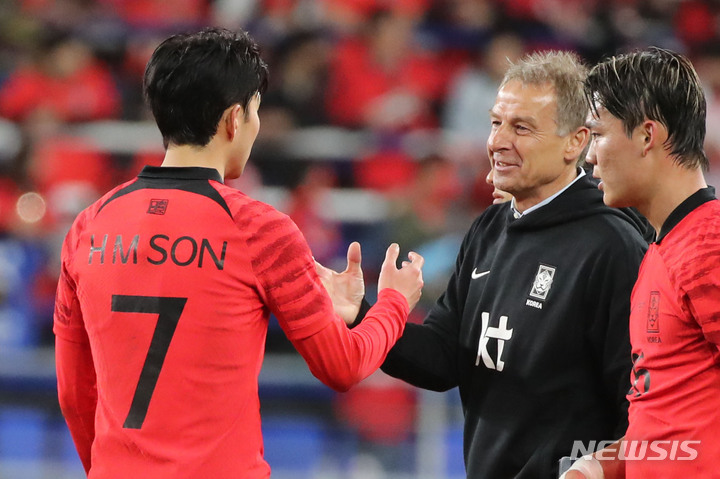 [울산=뉴시스] 권창회 기자 = 24일 오후 울산 남구 문수축구경기장에서 열린 하나은행 초청 축구 국가대표 평가전 대한민국과 콜롬비아의 경기, 2대2로 비긴 한국 클린스만 감독이 손흥민과 인사하고 있다. 2023.03.24. kch0523@newsis.com