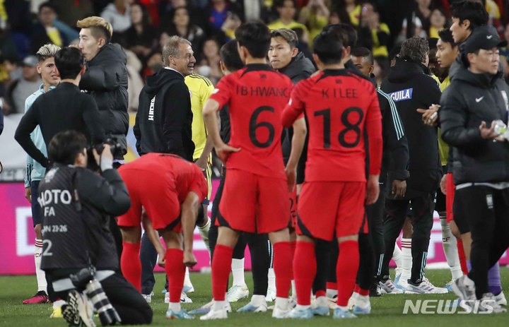 [울산=뉴시스] 정병혁 기자 = 24일 오후 울산 남구 문수축구경기장에서 열린 하나은행 초청 축구 국가대표 평가전 대한민국과 콜롬비아의 경기에서 2대2로 무승부를 거둔 대한민국 위르겐 클린스만 감독이 선수들을 격려하고 있다. 2023.03.24. jhope@newsis.com