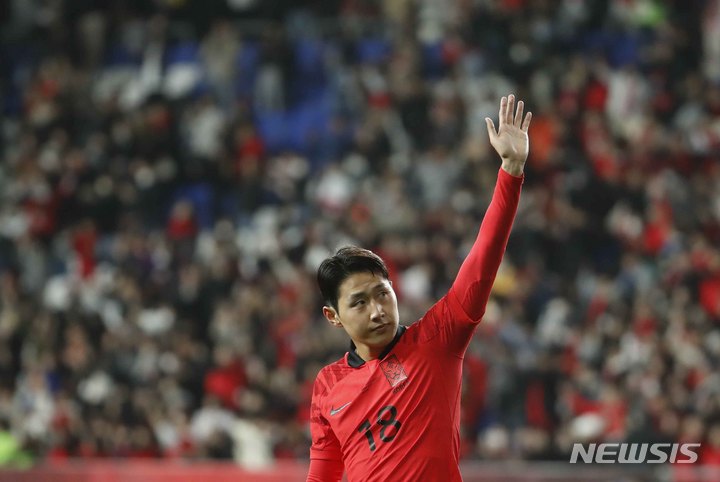 [울산=뉴시스] 정병혁 기자 = 24일 오후 울산 남구 문수축구경기장에서 열린 하나은행 초청 축구 국가대표 평가전 대한민국과 콜롬비아의 경기, 2대2로 무승부를 거둔 대한민국 이강인이 관중들에게 인사하고 있다. 2023.03.24. jhope@newsis.com