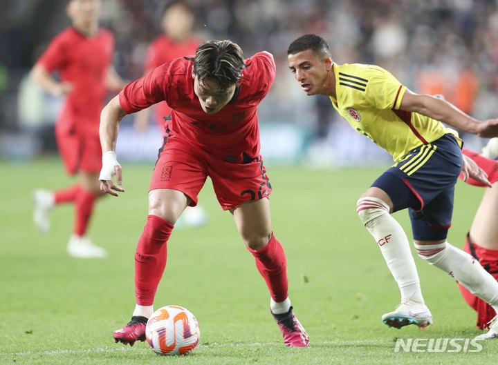 [울산=뉴시스] 김근수 기자 = 24일 오후 울산 남구 문수축구경기장에서 열린 하나은행 초청 축구 국가대표 평가전 대한민국과 콜롬비아의 경기, 대한민국 오현규가 돌파를 시도하고 있다. 2023.03.24. ks@newsis.com