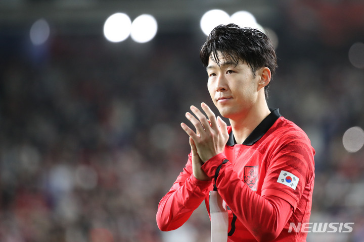 [울산=뉴시스] 권창회 기자 = 24일 오후 울산 남구 문수축구경기장에서 열린 하나은행 초청 축구 국가대표 평가전 대한민국과 콜롬비아의 경기 종료 후 손흥민이 인사하고 있다. 2023.03.24. kch0523@newsis.com