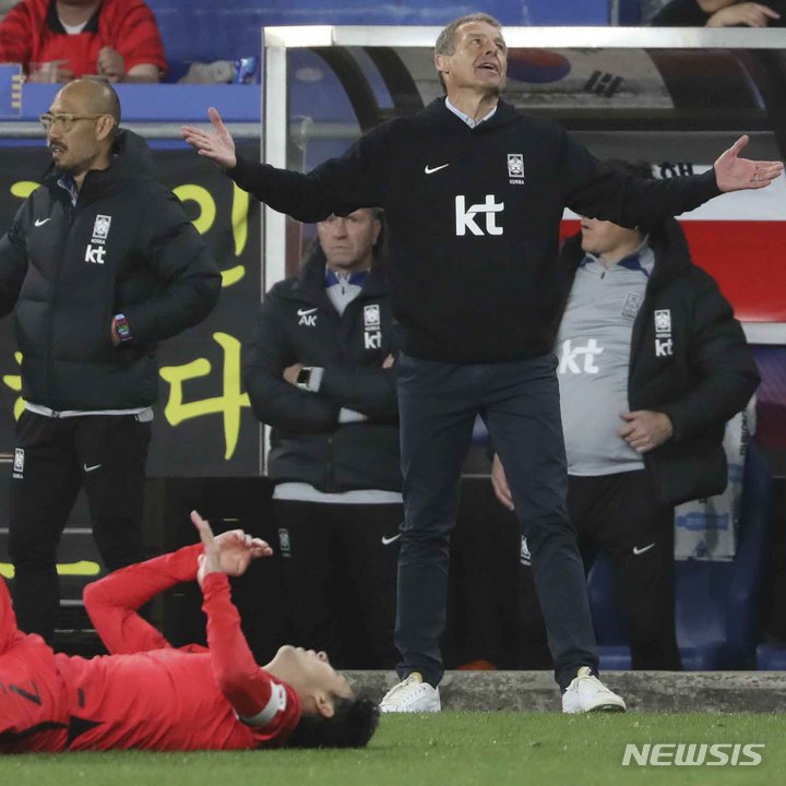 [울산=뉴시스] 김근수 기자 = 24일 오후 울산 남구 문수축구경기장에서 열린 하나은행 초청 축구 국가대표 평가전 대한민국과 콜롬비아의 경기, 위르겐 클린스만 감독이 아쉬워하고 있다. 2023.03.24. ks@newsis.com