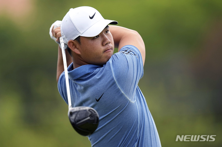 [오스틴=AP/뉴시스] 김주형이 24일(현지시간) 미 텍사스주 오스틴의 오스틴CC에서 열린 미국프로골프(PGA)투어 월드골프챔피언십(WGC) 델매치플레이 조별리그 3차전 3번 그린에서 샷하고 있다. 세계랭킹 1위 스코티 셰플러(미국)를 상대한 김주형은 3홀 차로 패해 1승2패, 조 3위를 기록하며 16강에 오르지 못했다. 2023.03.25.