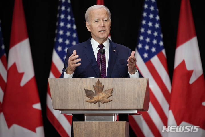 [오타와=AP/뉴시스]조 바이든 미국 대통령이 24일(현지시간) 캐나다 오타와에서 쥐스탱 트뤼도 캐나다 총리와 기자회견을 하고 있다. 2023.03.25.&nbsp; 