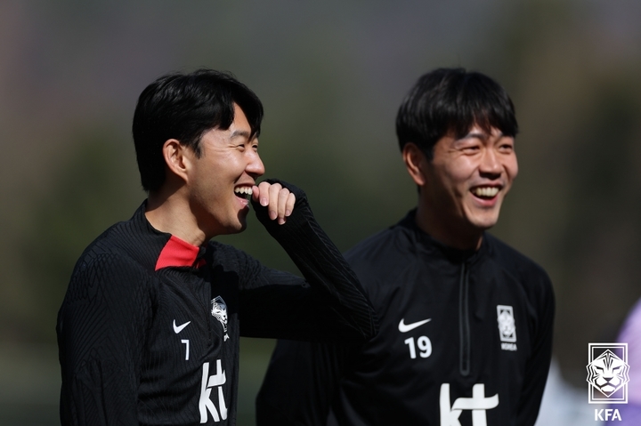 [서울=뉴시스]손흥민과 김영권. (사진=대한축구협회 제공)