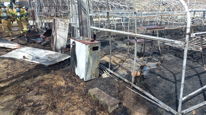 [울산=뉴시스]유재형 기자 = 25일 오후 2시 28분께 울산 울주군 청량읍 동천리의 버섯 재배 비닐하우스에서 불이 나 출동한 소방대원에 의해 화재 발생 20여분 만에 모두 진화됐다. 2023.03.25. (사진= 울산소방 제공)photo@newsis.com *재판매 및 DB 금지