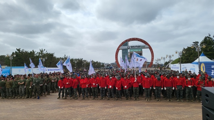 [포항=뉴시스] 강진구 기자 = 경북 포항향토청년회(회장 박용선 경북도의회 부의장)는 지난 24일 오후 호미곶 일원에서 '포항향토청년회와 함께 하는 한·미 해병대 연합 클린포항 플로깅'을 개최했다.(사진=포항향토청년회 제공) 2023.03.25.photo@newsis.com *재판매 및 DB 금지