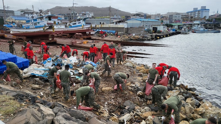 [포항=뉴시스] 강진구 기자 = 경북 포항향토청년회(회장 박용선 경북도의회 부의장)는 지난 24일 오후 호미곶 일원에서 '포항향토청년회와 함께 하는 한·미 해병대 연합 클린포항 플로깅'을 개최했다.(사진=포항향토청년회 제공) 2023.03.25.photo@newsis.com *재판매 및 DB 금지