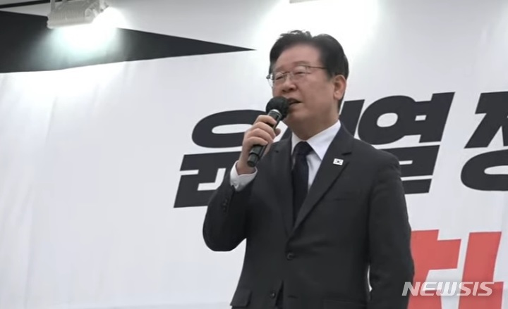 [서울=뉴시스]이재명 더불어민주당 대표가 25일 오후 서울 시청광장에서 시민사회단체가 연 대일 굴욕외교 규탄대회에 참여해 규탄발언을 하고 있다. (사진 = 민주당 유튜브 채널 캡처) 2023.03.25.photo@newsis.com