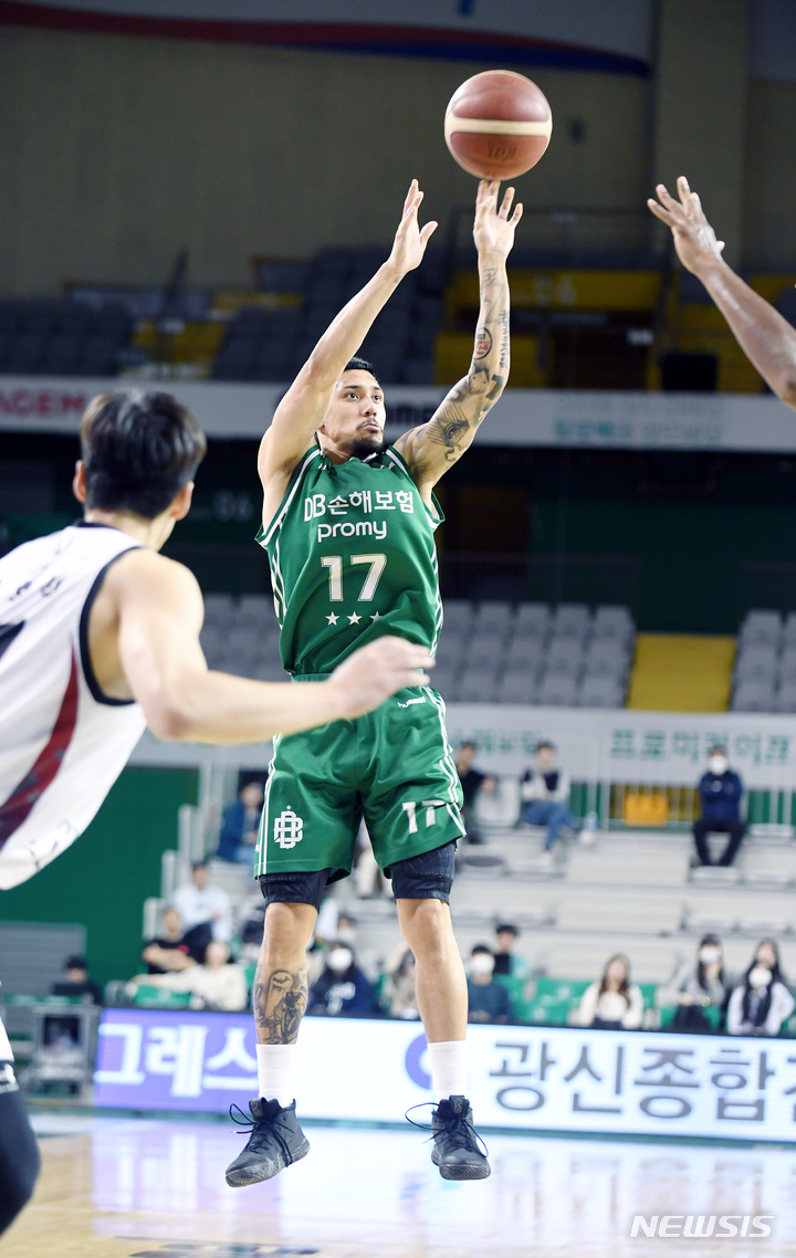[서울=뉴시스]프로농구 DB 알바노 버저비터. (사진=KBL 제공)